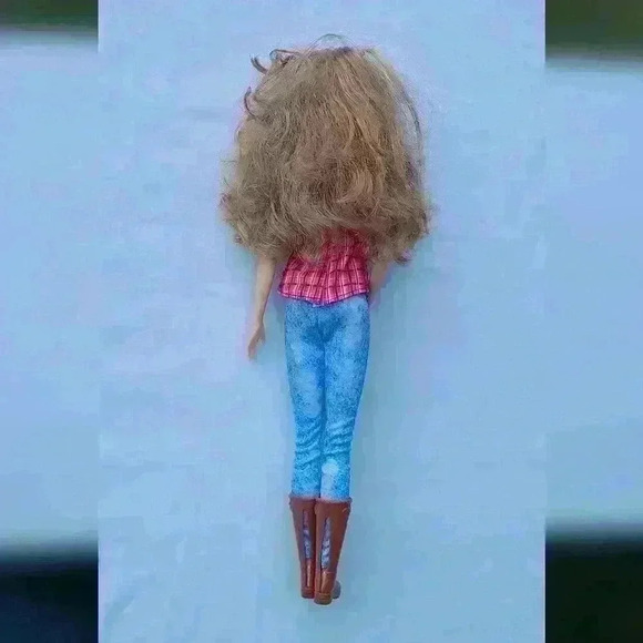 Barbie doll with boots - Picture 11 of 16